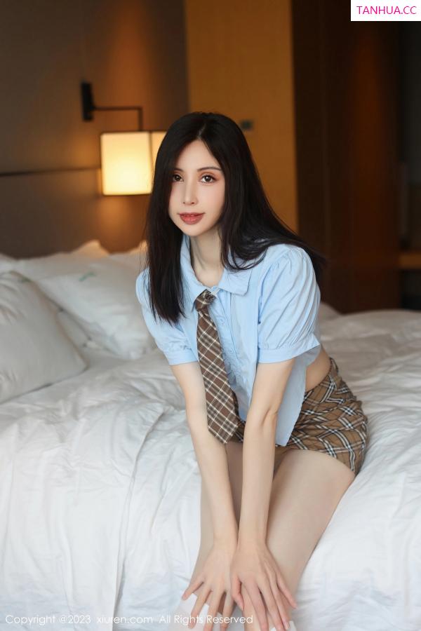 薛曼柔  [XiuRen]高清写真图 2023.08.30 No.7306 曼柔 美腿短裙第7张图片